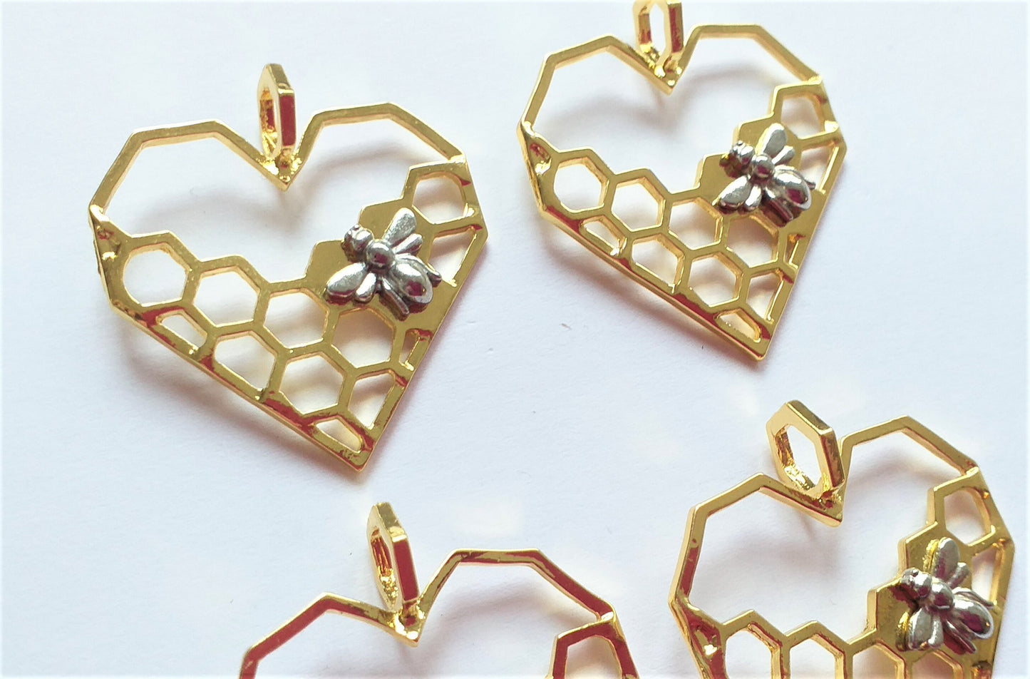 4.1cm Large heart honeycomb pendant in gold with silver bee